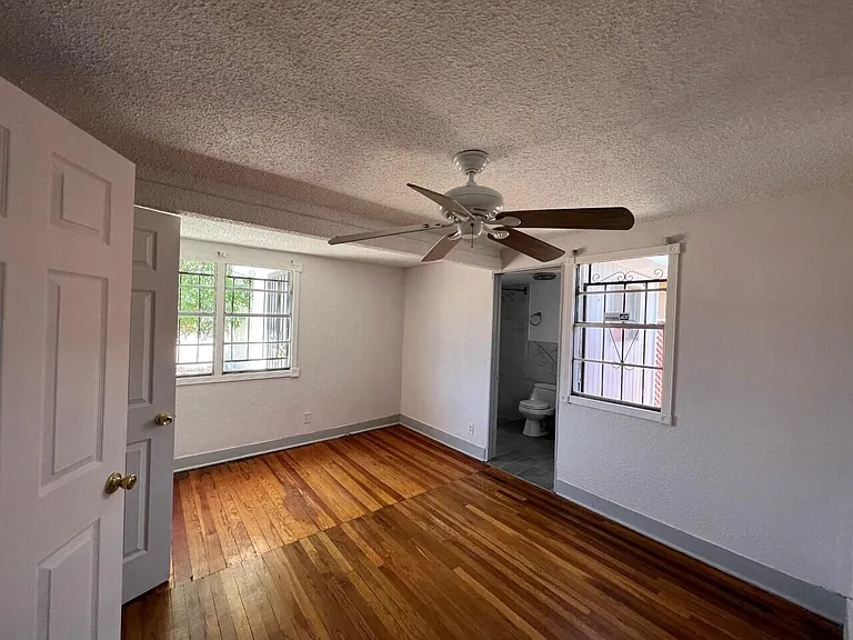 2115 E Yandell Dr — Photo 11