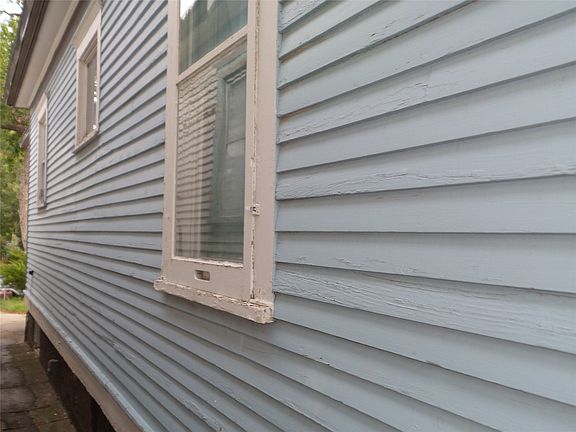 5th image of 810 8th Ave N