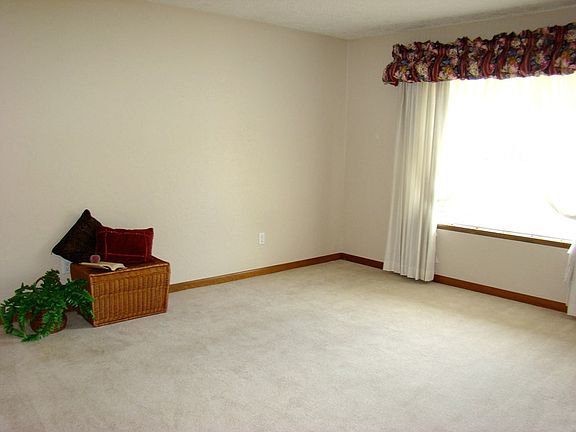 4th image of 903 NW Cheryl Pl