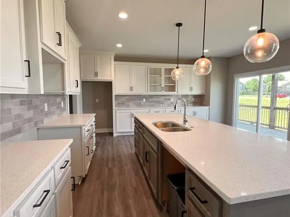 1114 SW Crabtree Cir, Oak Grove, MO 64075