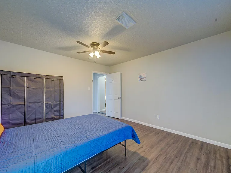 Thornwood Dr — Photo 2