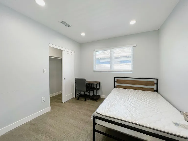 2641 S Budlong Ave — Photo 17