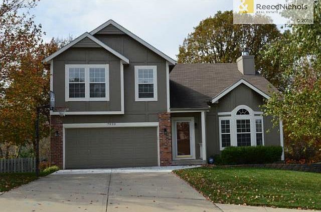 Well maintained atrium on a corner lot.