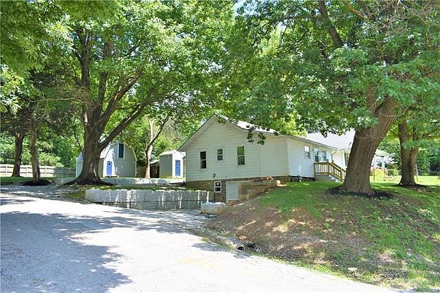 1st image of 1000 E Parker Ave