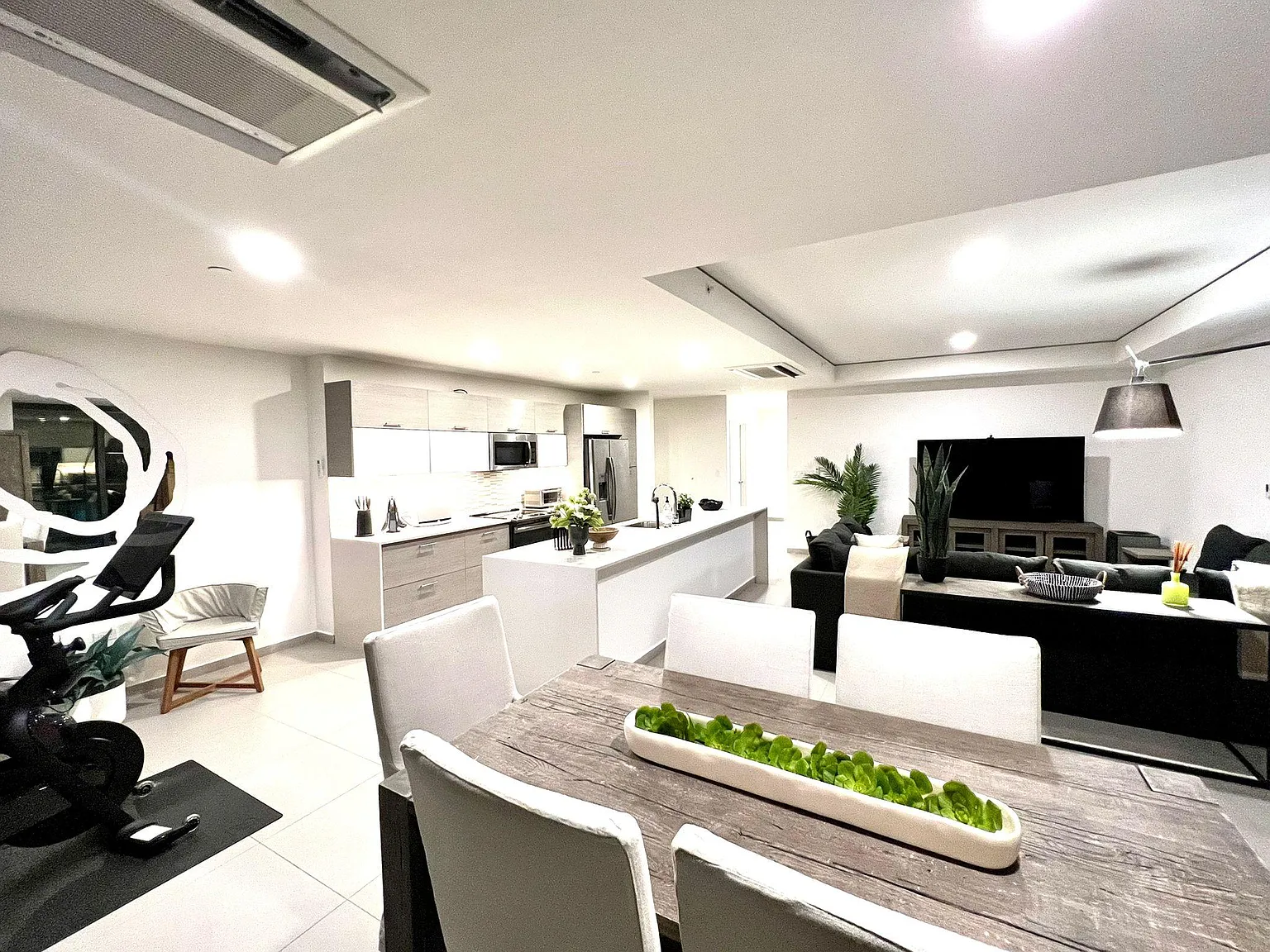 3 bed, 1900 sqft, $8,875 — Photo 3