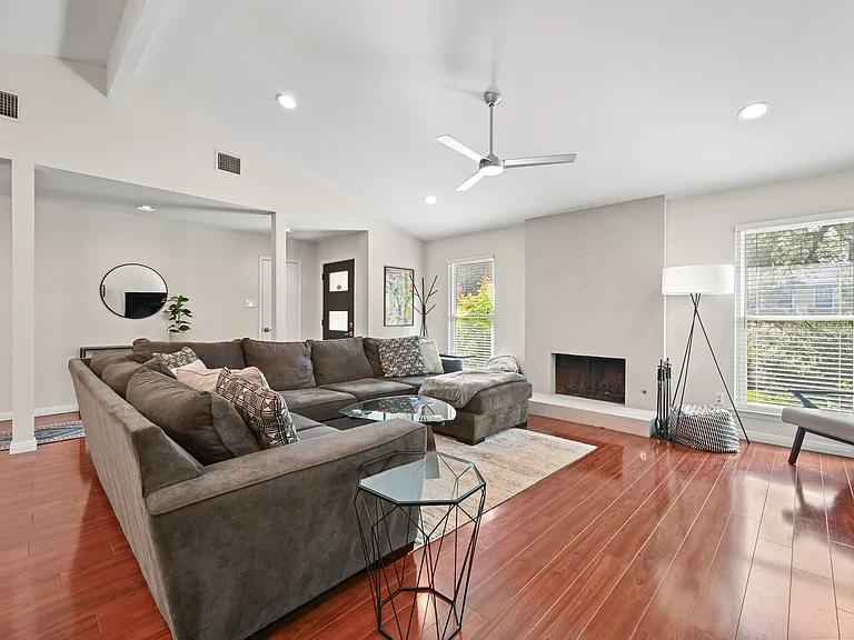 7806 Lowdes Dr — Photo 5