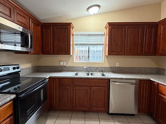 5th image of 136 Pico Ave
