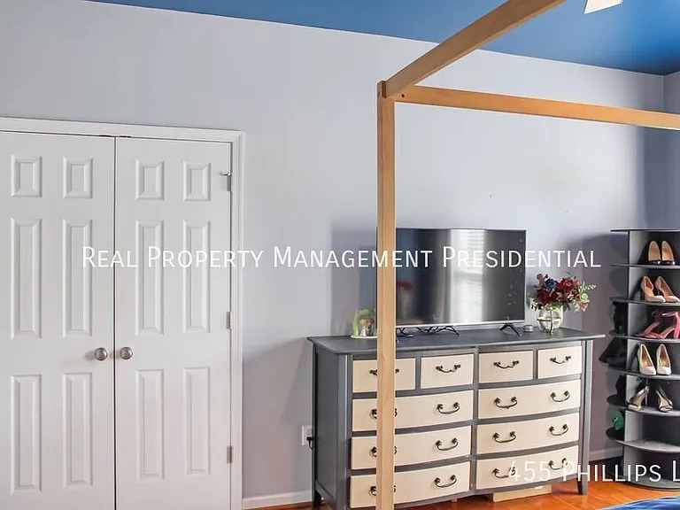 455 Phillips Ln — Photo 12