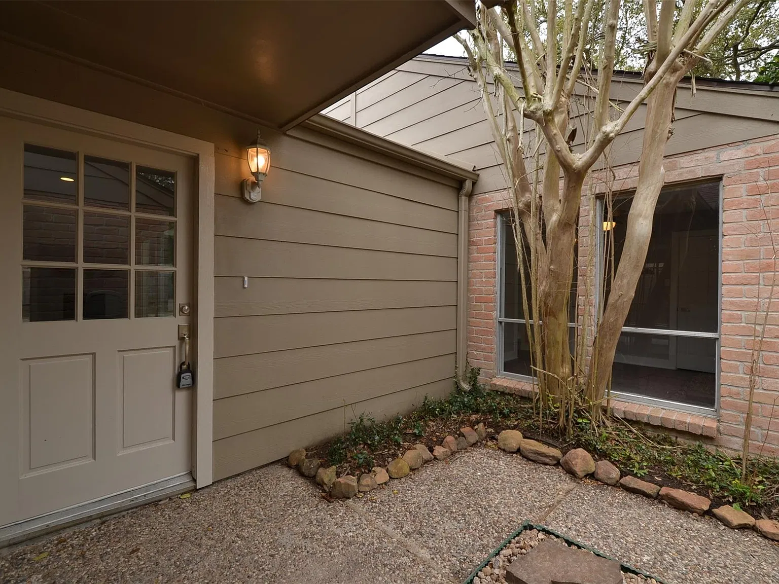 4 bed, 2.0 bath, 2187 sqft, $2,199 — Photo 3