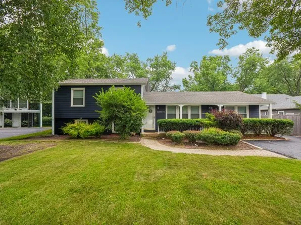 26W473 Parkway Dr, Winfield, IL 60190