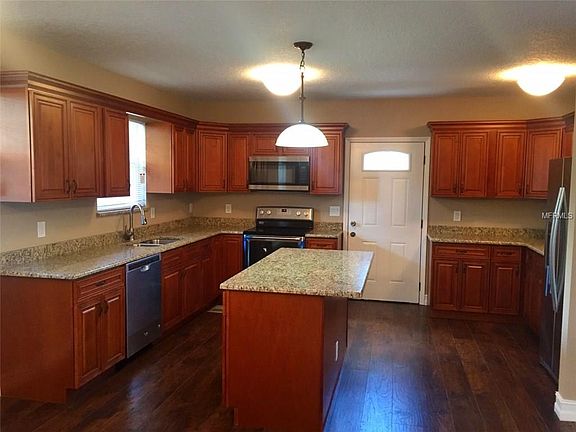 3rd image of 912 N Hart Blvd
