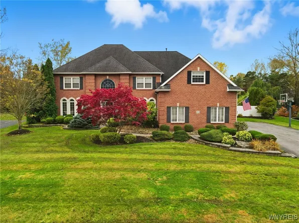 6712 Westminster Dr, East Amherst, NY 14051