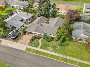 23 Leisure Ln, Levittown, PA 19054