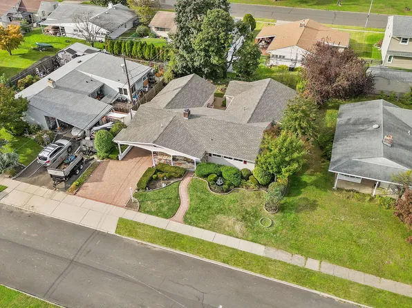 23 Leisure Ln, Levittown, PA 19054