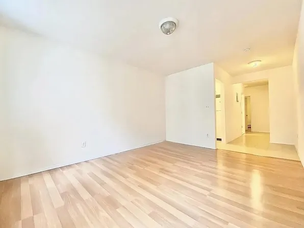 530 West 50th Street image 1 of 7