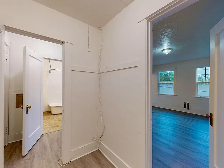 435 -Keystone Apartments — Photo 4