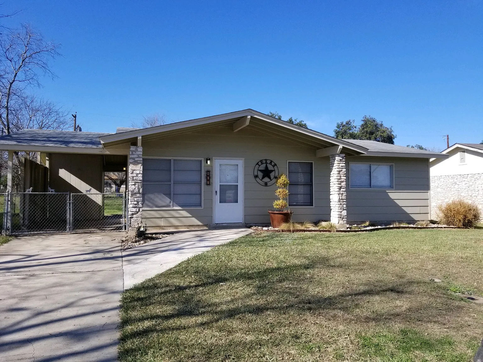 3 bed, 936 sqft, $1,395 — Photo 1