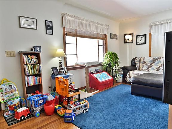 5th image of 302 Mansell Dr