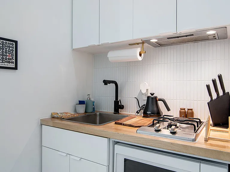 8th Street Studios Near Downtown Los Angeles Move-In Special — Photo 11