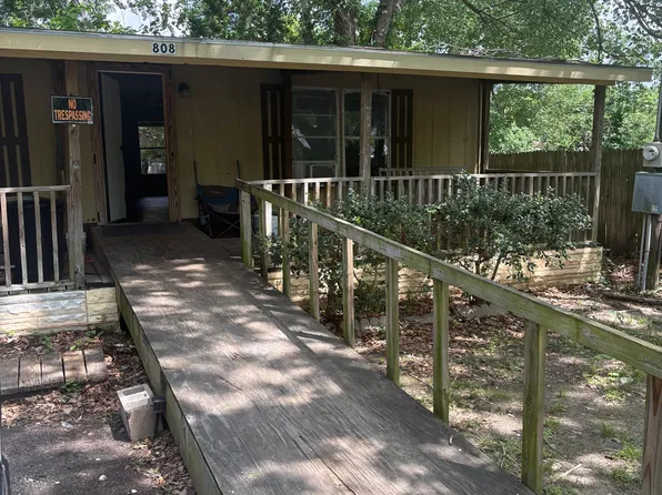 808 Chinski St, Navasota, TX 77868