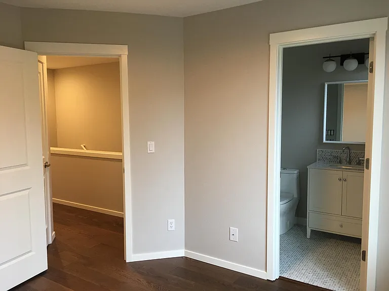 2nd bed with ensuite bathroom with tub