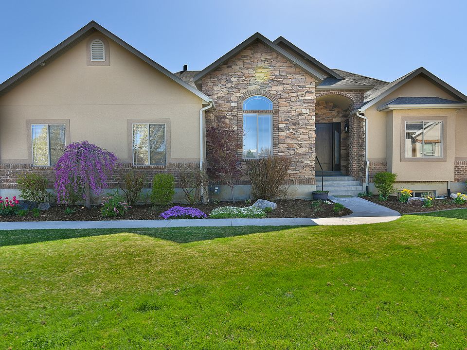 1st image of 153 W 2040th St N