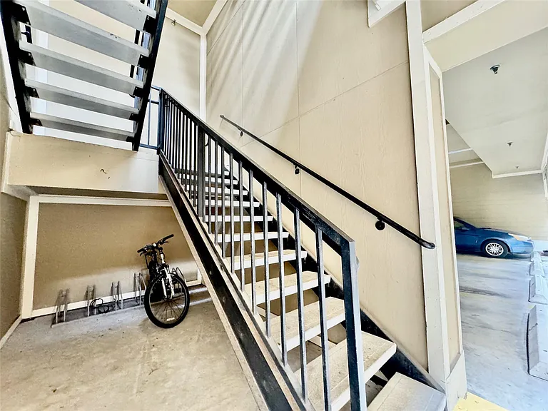 314 W Bell St #201 — Photo 8