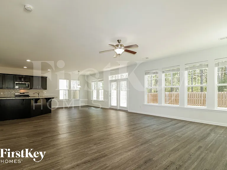 421 Sanctuary Park Dr — Photo 2