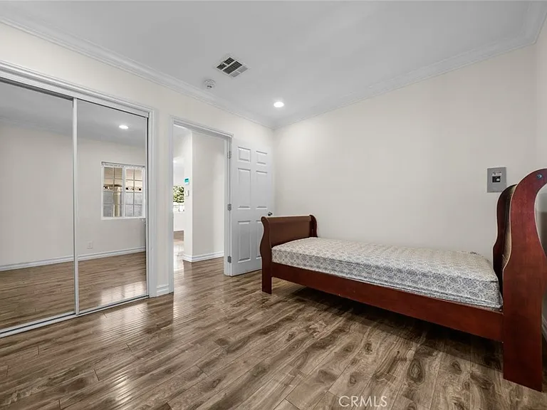 11252 Saticoy St — Photo 18
