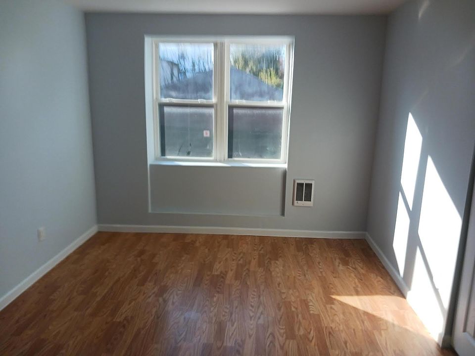 1st image of 999 Forest Ave APT 1