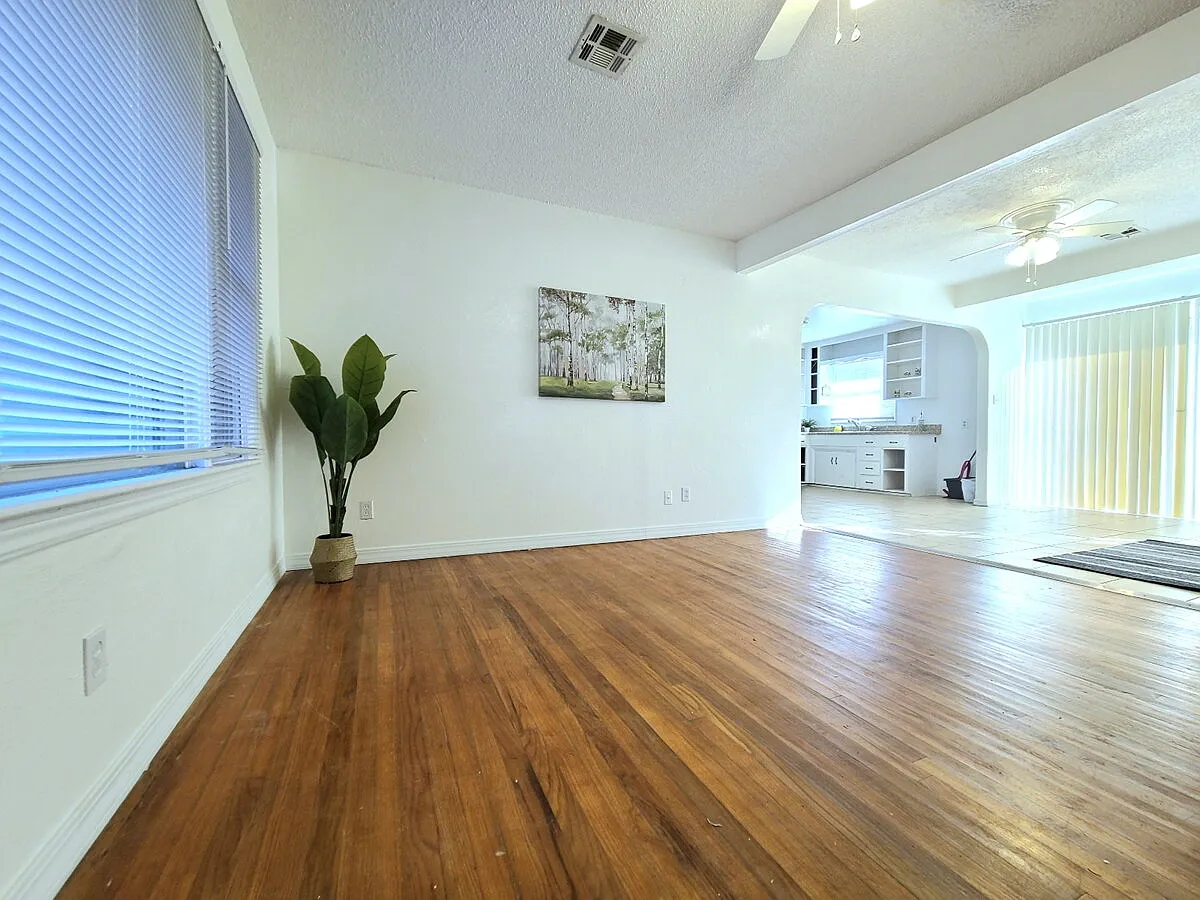 3 bed, 1.0 bath, 1014 sqft, $1,300 — Photo 4