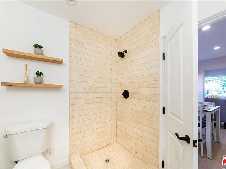 1435 W 71st St — Photo 16