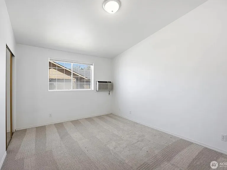 933 E Hill Ave — Photo 6