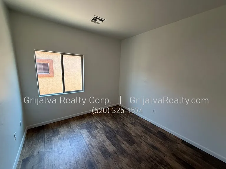 880 W Calle Valenciana — Photo 11