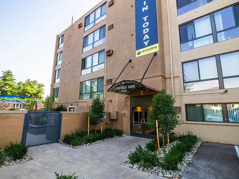 Garfield Park Apartments — Photo 16