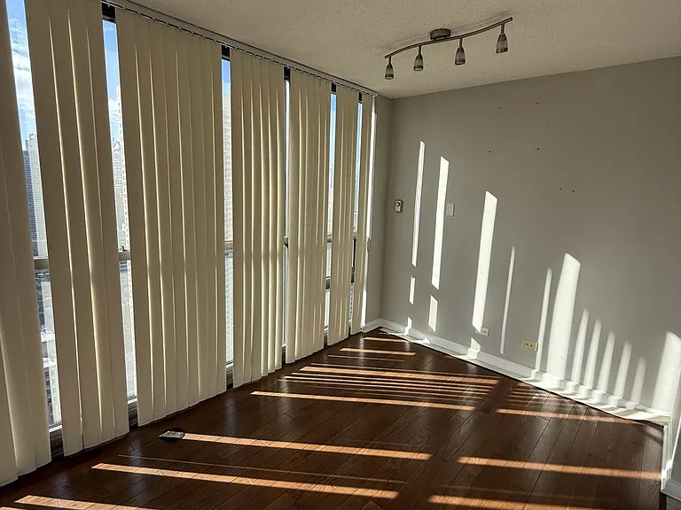 10 E Ontario Condos — Photo 14