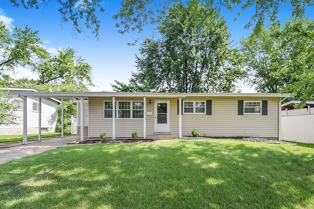 3 bed, 1.0 bath, 1025 sqft, $1,690 — Photo 4