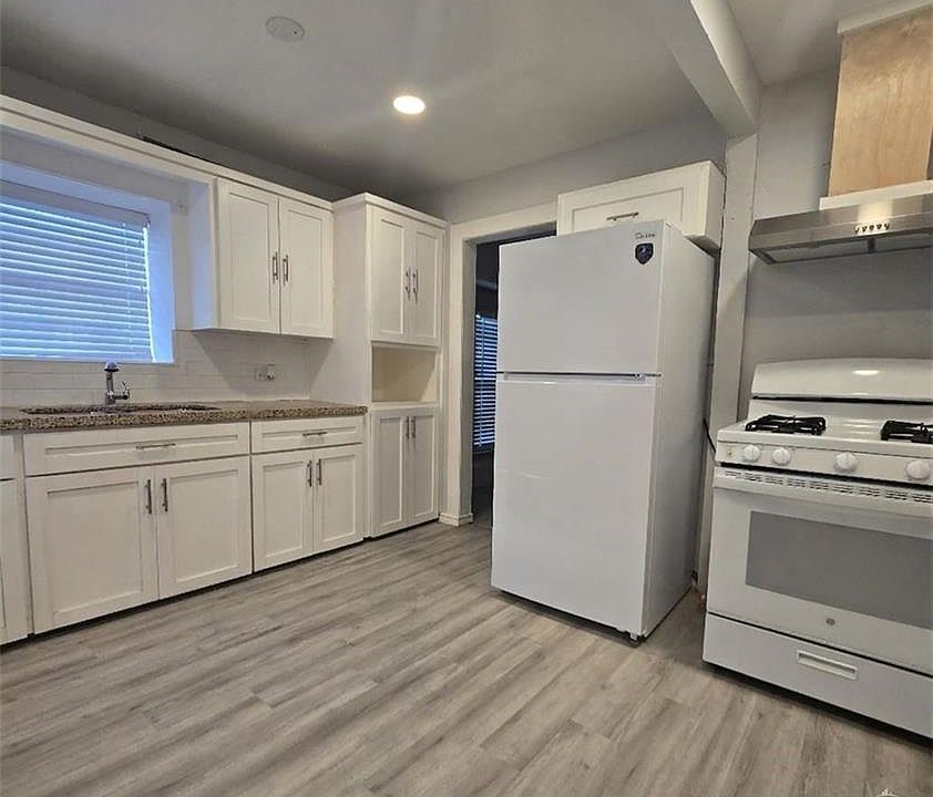 1st image of 407 W Cedar Ave