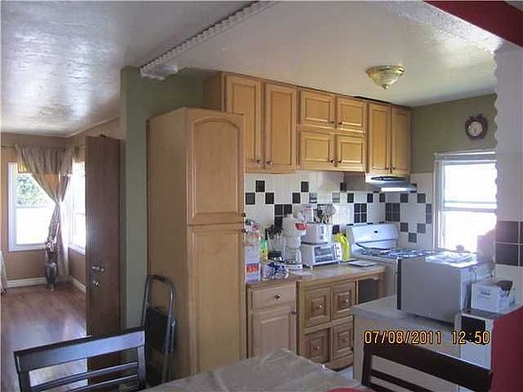 5th image of 836 Iona Dr