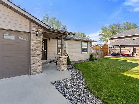 3rd image of 612 Heather Ln