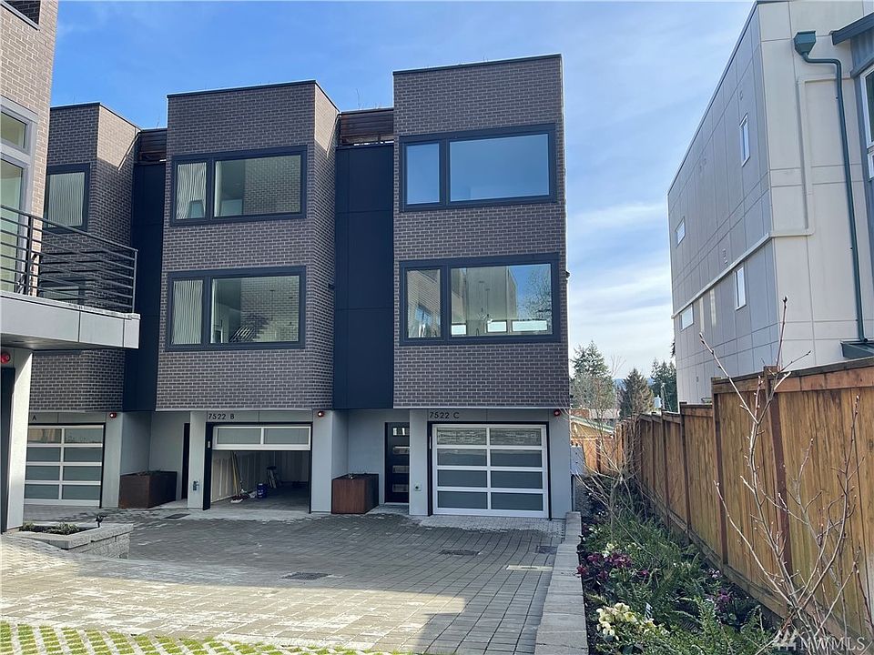 7522C is the last end unit and has gorgeous views of Mt Rainier and Lake Washington! Easy garage access.  