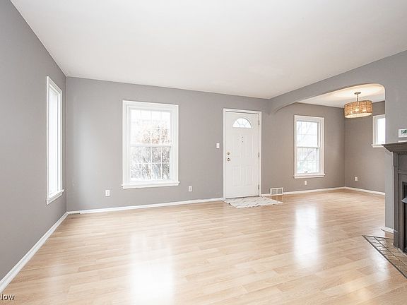 4th image of 14524 Montrose Ave