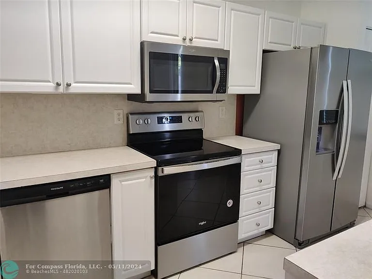 4047 NW 92nd Ave — Photo 3