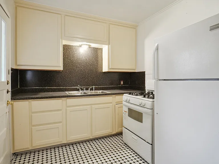 1826 N Bell Ave #1826 — Photo 5