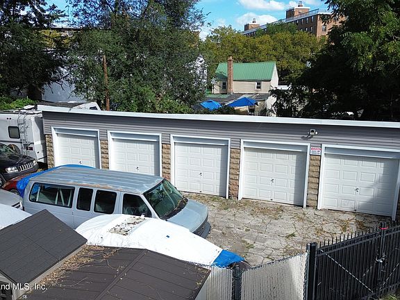 4th image of 193 Targee St