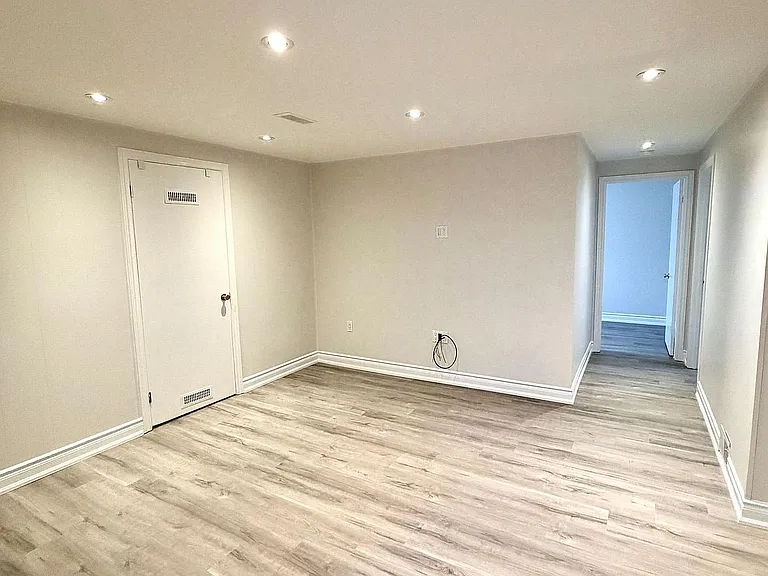 73 Boothbay Cres #LOWERFL — Photo 3
