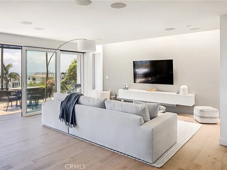 835 La Mirada St — Photo 10