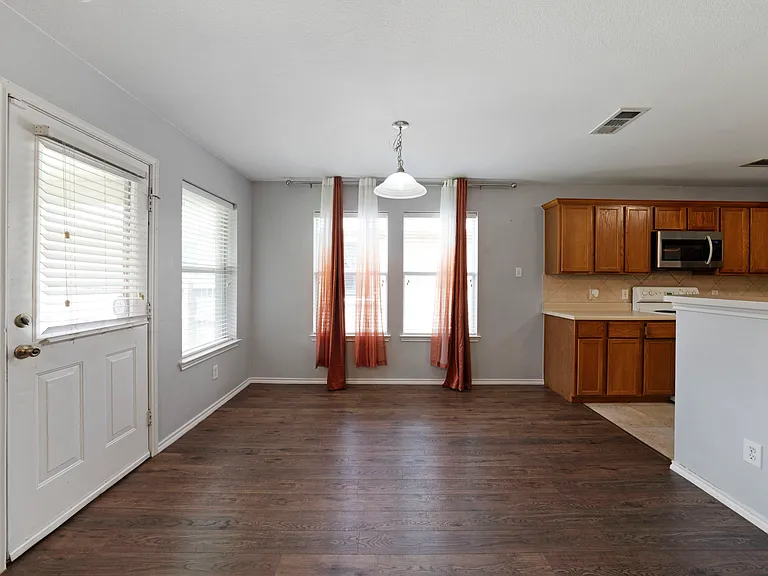 2105 Arthur St — Photo 11