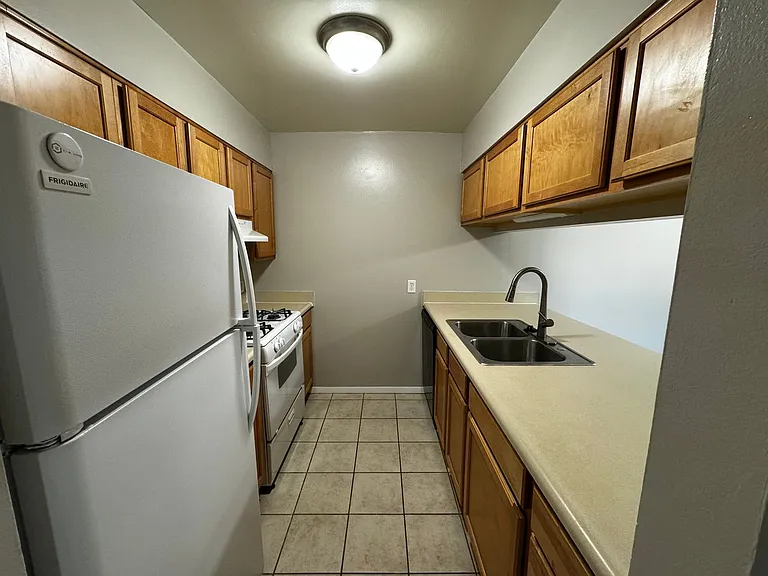 Coventry Court West Apartments — Photo 55