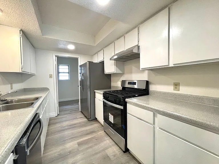 1729 Cricket Hollow Dr — Photo 2